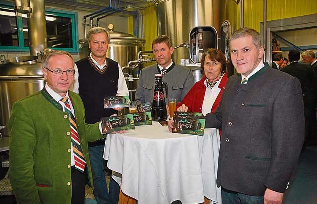 Josef Ober, Josef Weber, Manfred Tieber, Auersbachs Vizebürgermeisterin Anna Ploderer und Erich Zotter (v.l.) wünschen einen stillen regionalen Advent. Foto: WOCHE