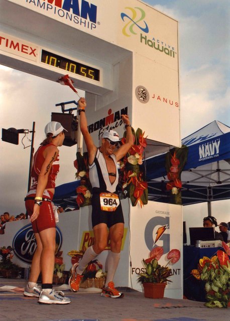 Die Sekunde des Triumphes: Georg Schweighofer überquert die Finishline in Hawaii! Großartig! | Foto: Archiv Schweighofer