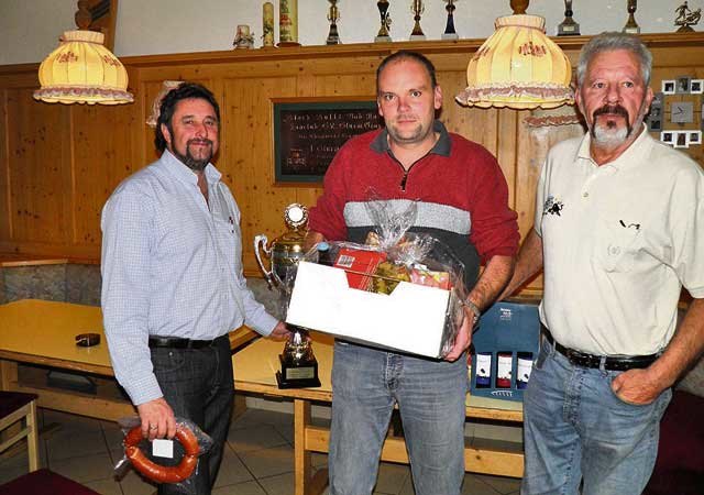 Heribert Sucher, Günther Wallner und Franz Christi (v.l.) schnapsten für die Sturm-Jugend und treten in der Landeshauptstadt um den begehrten Hauptpreis an.