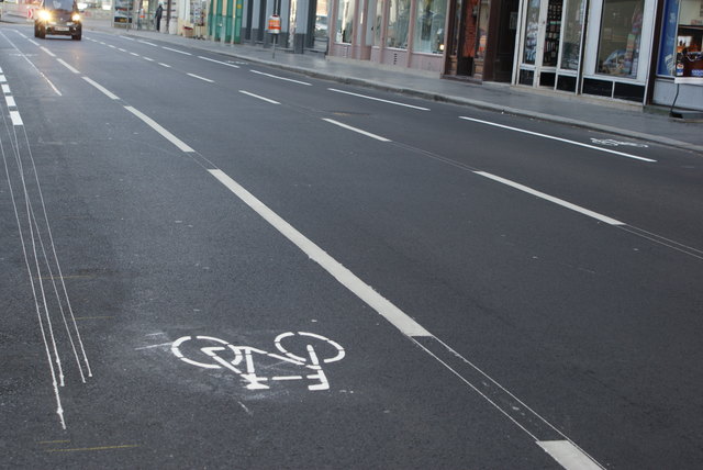 Frisch markiert: Anstatt Ladezone und Parkplätze ist nun der Mehrzweckstreifen in der Liechtensteinstraße verlängert.
