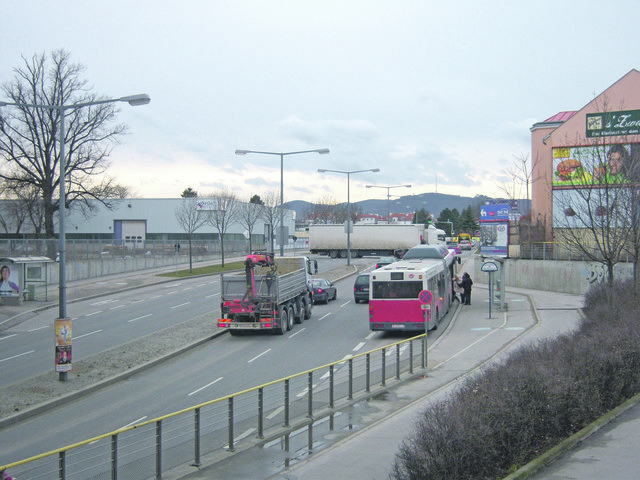 Die Siemensstraße ist eine hochfrequentierte Straße. Sowohl Autofahrer als auch Nutzer des 31As wollen schnell vorankommen. | Foto: Wikimedia