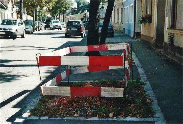 Zäune sind nun im historischen Ortskern zu sehen. | Foto: Zeller