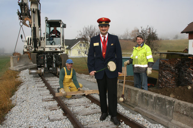 Stationsvorstand und Salitererwirt Alexander Müller kurz vor der Fertigstellung des neuen Bahnsteiges in Wölting. Die Schienen waren weitgehend intakt und wurden für den künftigen Verkehr wieder auf Vordermann gebracht.