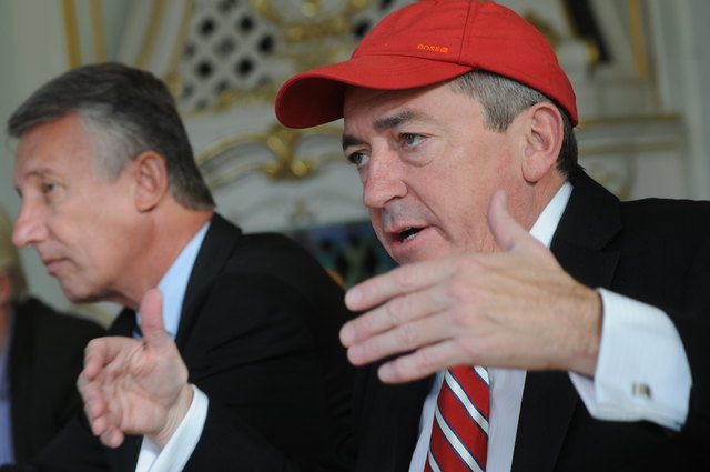 Wettern gemeinsam gegen neue Belastungen für Städte und Gemeinden durch die Landespolitik: Gemeindebundpräsident und Hallwanger Bgm. Helmut Mödlhammer und Salzburgs Bürgermeister Heinz Schaden (der nach einer Operation am Kopf wegen Erkrankung an weißem H