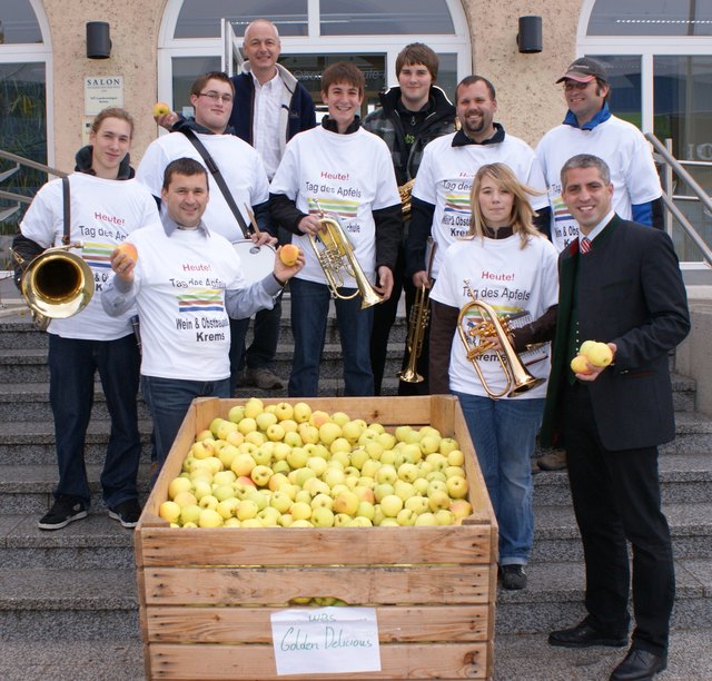 Wein & Obstbauschule Krems verteilt Äpfel