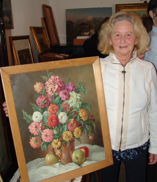 Frau Monika Guschlbauer mit dem ersteigerten Blumenbild