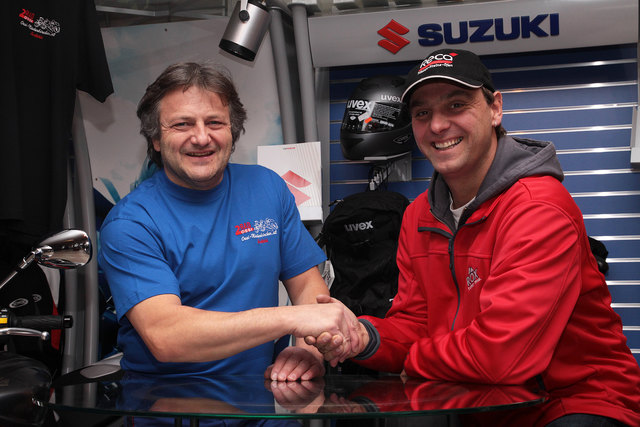 Teamchef und Mechaniker Ossi Niederkircher mit dem Rennass Charly Maass