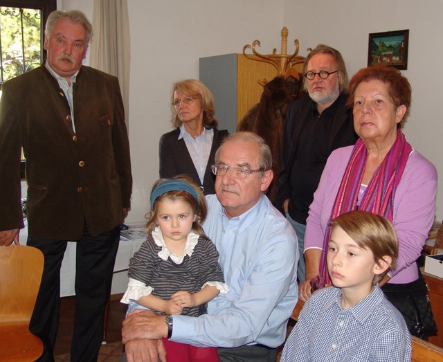 Kittl mit dem Versteigerungshammer, das schafft Aufmerksamkeit unter den Gästen