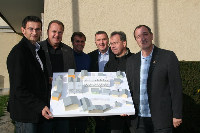 Bürgermeister Haitzer, mit Investor Lainer, dem Architekten Prüll, und den Gesellschaftern der Lainer Projektentwicklung GmbH Harlander (Harlander Baumanagement GmbH) und Hinterleitner (Spiluttini) und Vizebürgermeister Rasser.