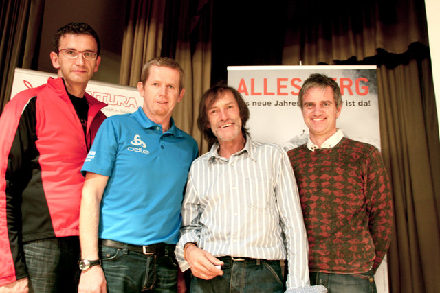 Hans Kammerlander (2.v.r.) mit den Hauptorganisatoren Rudi Mayr, Fredl Zitzenbacher und Bürgermeister Andreas Haitzer.