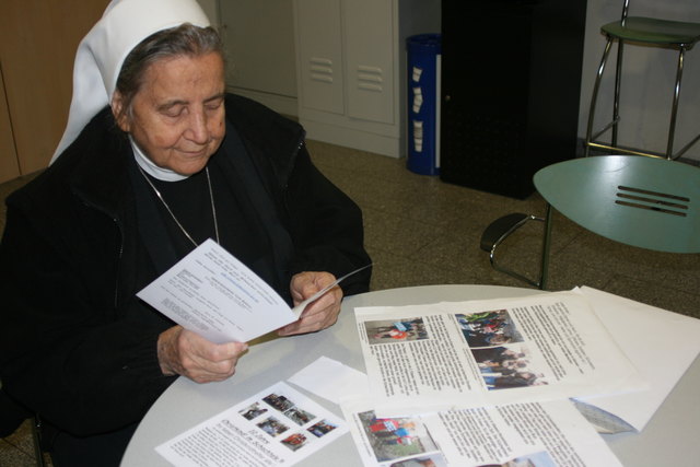 Schwester Johanna zeigt Fotos von ihren Projekten im Kosovo