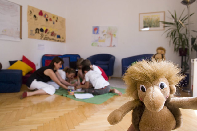 Das Tränchen haut so schnell nichts um: Seine standfesten Füße sind ebenso groß wie die Nase, mit der es förmlich riechen kann, wenn es jemandem nicht gut geht. Das Kuscheltier begleitet die Rainbows-Kindergruppen durch schwierige Zeiten. | Foto: Rainbows