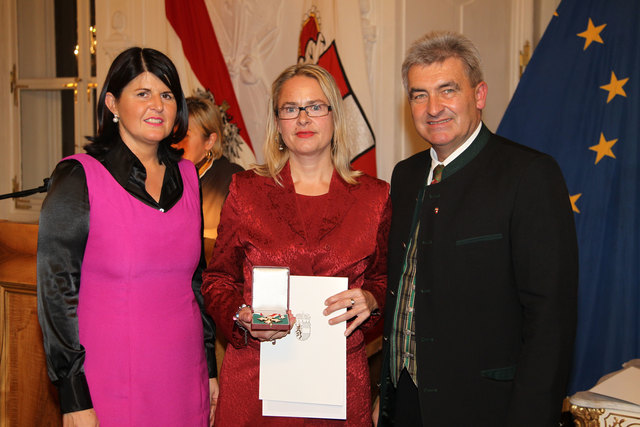 Sonja Hartl (Mitte) mit LH Gabi Burgstaller Landtagspräsident Simon Illmer
