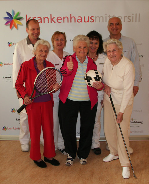 Daumen hoch für die neue Station: Die remobilisierten Patientinnen Maria Muhr, Theresia Altenberger und Rosa Knorr mit Oberarzt Dr. Andreas Salzer, Stationsleiterin Marina Veider, Physiotherapeutin Marianne Schabransky und Primar Roland Friedlmeier.