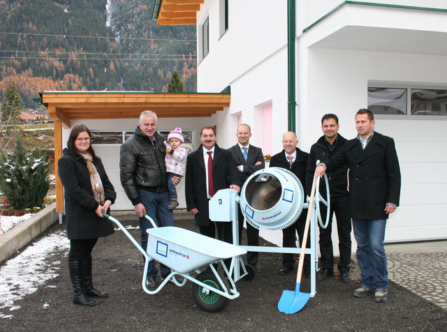 Stefanie Gstrein-Nosig (junge Generation) und Pankratz Gstrein (ältere Generation), Julia Gstrein-Nosig (Enkelin, 2), Andreas Huter (Sparkasse Imst Wohnquadrat Berater), Klaus Reisenberger (Notar), Meinhard Reich (Sparkasse Imst Vorstand), Kilian Fender