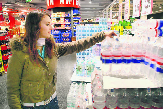Der Griff zur Einwegflasche könnte für die Kunden bald teuer werden | Foto: Bilderbox