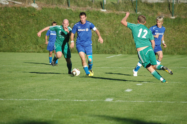 Während der USC St. Michael (blaue Dressen) dem Tabellenführer der 1. Klasse Süd dicht auf den Fersen ist, muss der USC Mariapfarr gegen das untere Ende der Tabelle ankämpfen. | Foto: Joe Hebesberger