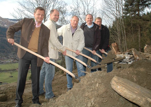 LA Hans Scharfetter, Dipl.-Ing. Anton Pichler, Gebietsbauleiter der WLV Pongau, Bgm.Fritz Zettinig, LR Josef Eisl mit dem Obmann Verbauungsgenossenschaft Sepp Trigler beim Spatenstich.