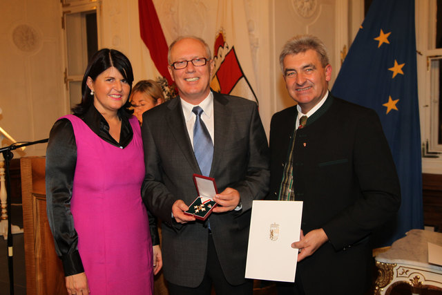 Emmerich Schwemlein (Mitte) mit LH Gabi Burgstaller und Landtagspräsident Simon Illmer