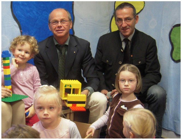 Bgm. Christian Stöckl und VBgm. Gerhard Anzengruber im Rifer Kindergarten.