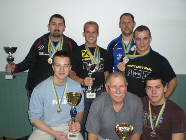 In Vösendorf stark: Michael Beilschmied (li. hi.), Jürgen Grubmüller, Thomas Ziegler, Anton Grubmüller; Manfred Fleischer (li. vo.), Trainer Adolf Gril, Andreas Zeinlinger.