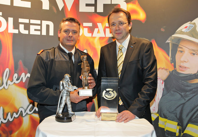 Ausgezeichnet: Die Leistungsfähigkeit der St. Pöltner Freiwilligen, insbesondere der Feuerwehr, ist über die Stadtgrenzen hinaus weit bekannt. Im Bild: St. Pöltens Bezirksfeuerwehrkommandant Dietmar Fahrafellner und Bürgermeister Mag. Matthias Stadler.