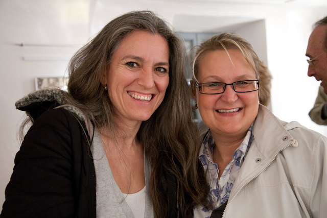 Interessiert zeigen sich Liev Karen Lang und Rita Neller an dem vorgestellten Buch.