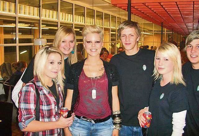 Sara Nardelli inmitten ihrer Fans, die für das Weiterkommen der Mureckerin sorgen. Das nächste spannende Voting geht am Freitag über die Bühne. | Foto: KK