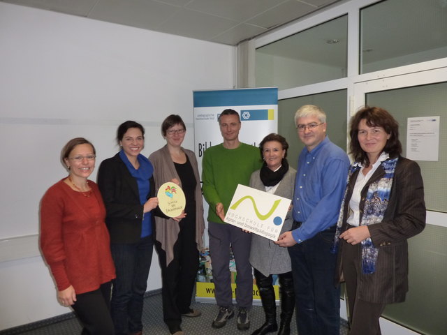 Günter Haselwanter, PORG Volders (M.) und SRin Inge Mumelter, HS Zirl (3v.r.)  mit den Experten des Fortbildungslehrganges in Wien | Foto: Pädagogische Hochschule
