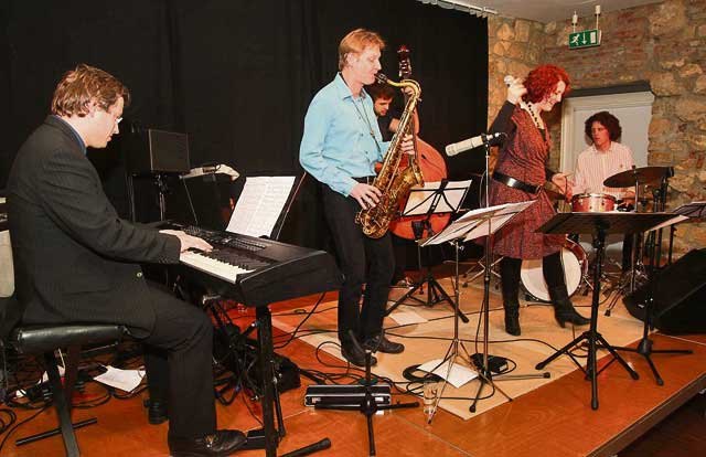 Unter dem Titel „Listen“ präsentierten Gunther Schuller, Wolfgang Schiefer, Valentin Chihak, Ulrike Tropper und Gabriel Froihofer einen Ohrenschmaus.               Foto: WOCHE