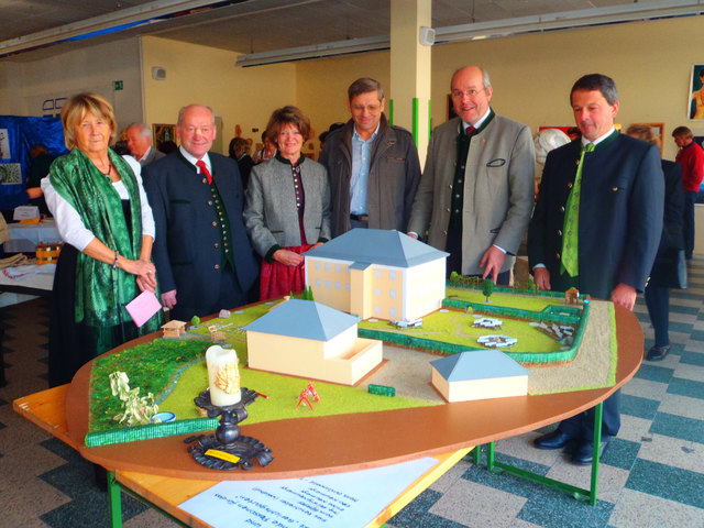 Rund um das von Hias Reschreiter gestaltete Modell des Gerichtsgartens stehen Bildungswerk-Leiterin Hilde Baumgartner, Bgm.Hans Quehenberger, Projektleiterin Erika Neumayr, der frühere Bildungswerk-Leiter Hans Gfrerer, Bezirksleiter Michael Neureiter und