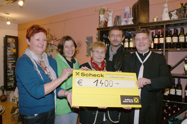 Andrea Gehart-Reichl, Elisabeth Kerschbaum, Herta Kappel und Werner Weingartshofer überreichten den Scheck an Pfarrer Stefan Koller.