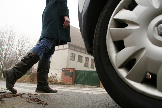 ... und noch schnell das Kind abholen. Nicht alle Eltern parken ihr Auto vorm Kindergarten Käferkreuzgasse immer korrekt, sondern stellen es beim Zebrastreifen oder der Haltestelle ab. Das birgt Gefahren.