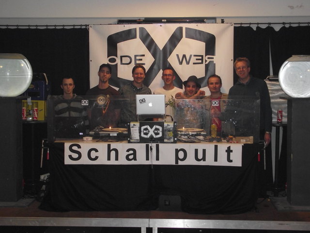 Viele versuchten sich beim DJ Workshop gekonnt an den Plattentellern.