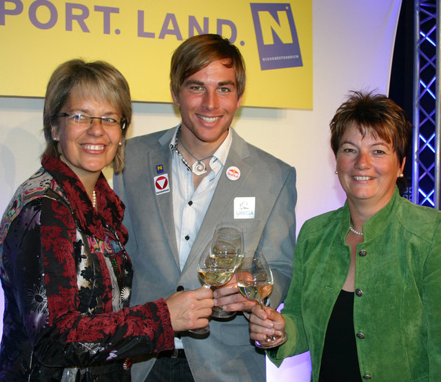Petra Bohuslav,Benjamin Karl und Skiverbandspräsidentin Herta Mikesch stießen auf Olympia-Silber und Landes-Gold an.