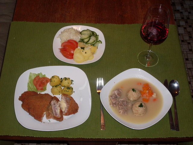 Einmachsuppe mit Knödel, Fasan-Cordon bleu.