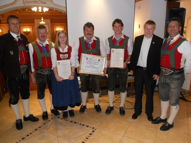 Die geehrten Musikanten der BMK Erpfendorf mit Vize-Bgm. Hans Hinterholzer, Obmann Georg Krepper, Bezirks-Jugendreferent Josef Hetzenauer und Kapellmeister Gerald Embacher