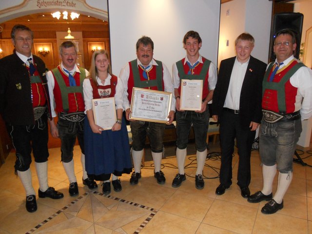 Die geehrten Musikanten der BMK Erpfendorf mit Vize-Bgm. Hans Hinterholzer, Obmann Georg Krepper, Bezirks-Jugendreferent Josef Hetzenauer  und Kapellmeister Gerald Embacher