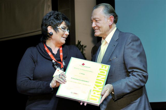 Erwin Pellet überreichte Dagmar Viktora den Preis der Wirtschaftskammer.
