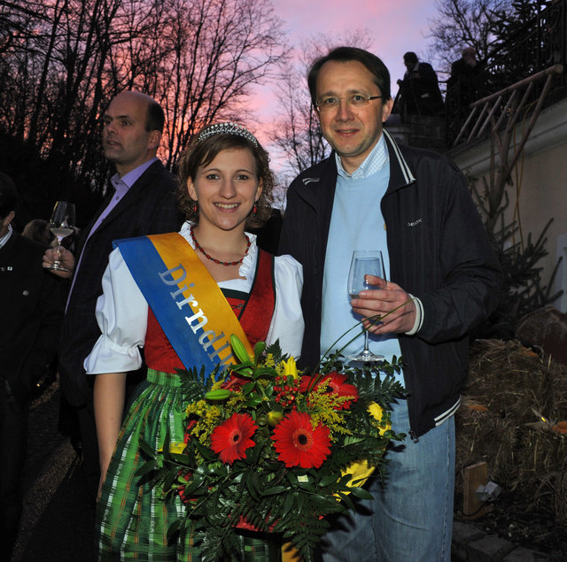Bürgermeister Matthias Stadler mit Dirndlkönigin Doris Fugger.