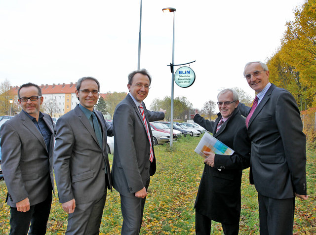 Eröffneten die Test- und Versuchsanlage am Parkplatz der FH: FH-Prof. Dipl.-Ing. Dr. Christian Hölzl, Dipl.-Ing. Gernot Kohl, MSc, Mag. Matthias Stadler, Ing. Mag. Herbert Wegleitner (ELIN) und Prof. Mag. Josef Kolarz-Lakenbacher, Vorstand Siemens NÖ.