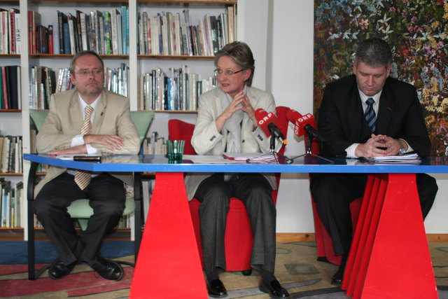 Grünes Licht für eine zweite Waldviertel-HTL. BM Claudia Schmied und LH Stv. Sepp Leitner setzten zudem ein klares Signal in Richtung gemeinsamer Schule für alle 10- bis 14-Jährigen.Foto: Jungmann