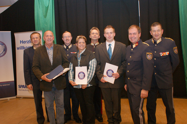 In der Kategorie „Zivilcourage“ nominiert waren Rudolf Simanek (2.v.li.), Andrea Czink und Robert Zach (3.v.re.). Den Police-Safety-Award durfte Rudolf Simanek mit nach Hause nehmen.