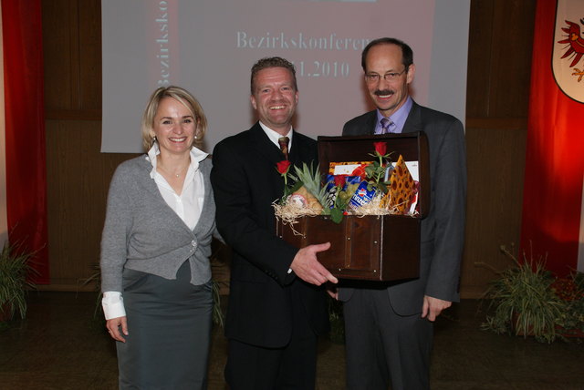 Die neue Bezirksvorsitzende der Osttiroler SPÖ Elisabeth Blanik mit ihrem Vorgänger Ernst Vergeiner und SPÖ-Stadtparteivorsitzendem Siegfried Schatz (v.l.).