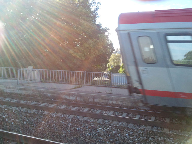 Genervt vom Lärm sind die Menschen, die in Hörweite der Bahnstrecke in ihren Häusern leben.