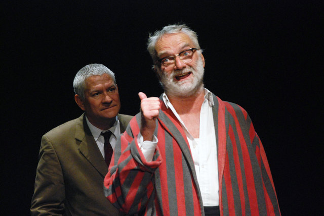 Seine liebe Not hat der Tod Kurt (li.) damit, Herrn Anton seines Lebens zu berauben, pfuschen ihm doch Notarzt und Intensivstation mehrfach ins Handwerk.Foto: Hartl-Gobl