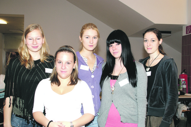 Engagierte Schülerinnen: Barbara Klement, Nadine Scheck, Veronika Oberer, Yasmin Preininger und Jennifer Gitschner präsentieren das „Kambodscha Projekt“.