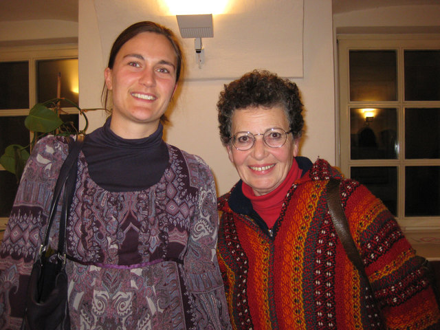 Andrea Muerth (links) vom Klimabündnis Österreich und die Mariahilfer SPÖ-Bezirksrätin Elisabeth Zoumboulakis-Rottenberg (rechts) plauderten nach der Diskussion noch.