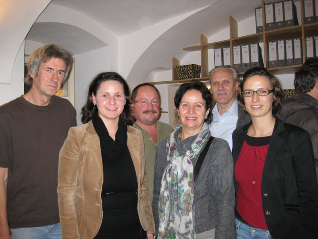 Agenda-Mitarbeiterin Doris Berghammer (rechts) freute sich über die neuen Ideen aus Nachbarbezirken der Josefstadt. Die neue Bezirksvorsteherin Veronika Mickel (2. v. links) diskutierte ebenso mit wie der Neubauer Bezirksrat Hans Briebauer (links).
