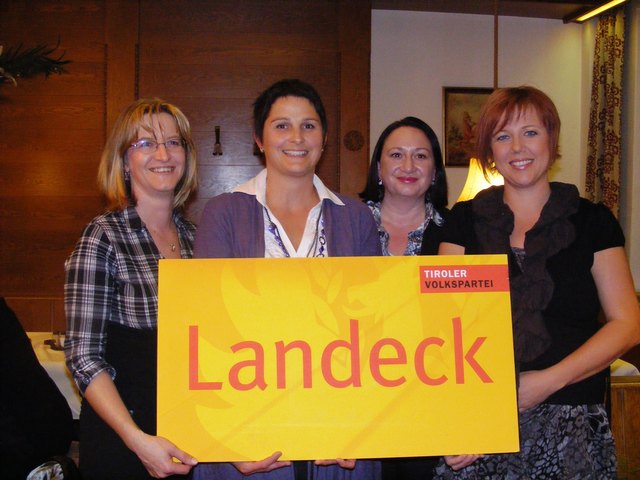 Die neue Stadtleiterin Maria Pircher (2.v.l.) gemeinsam mit ihren Stellvertreterinnen Silvia Gastl (1.v.l.), Beate Scheiber (1.v.r.) und FB-Bezirksleiterin Barbara Trenkwalder (3.v.l.)).